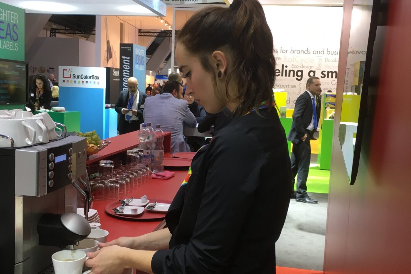 Barista bereitet Kaffee an einer Coffee-Bar auf dem Messestand zu