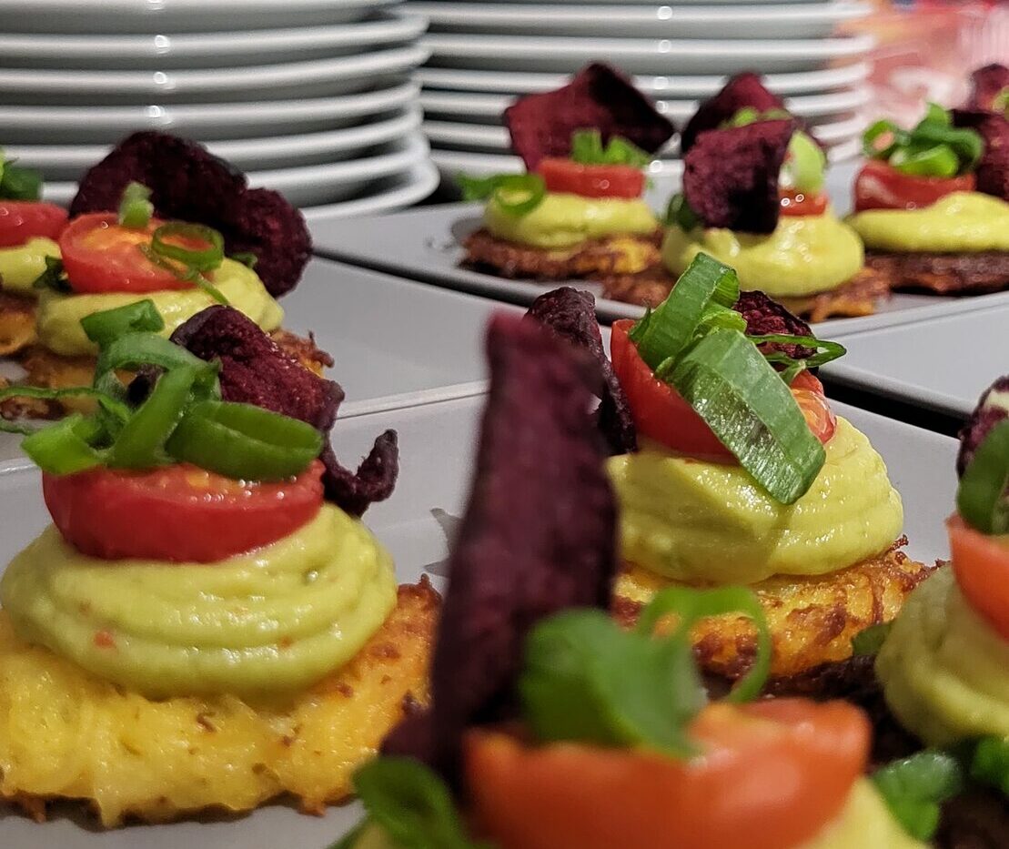 Fingerfood-Häppchen auf einer Catering-Platte