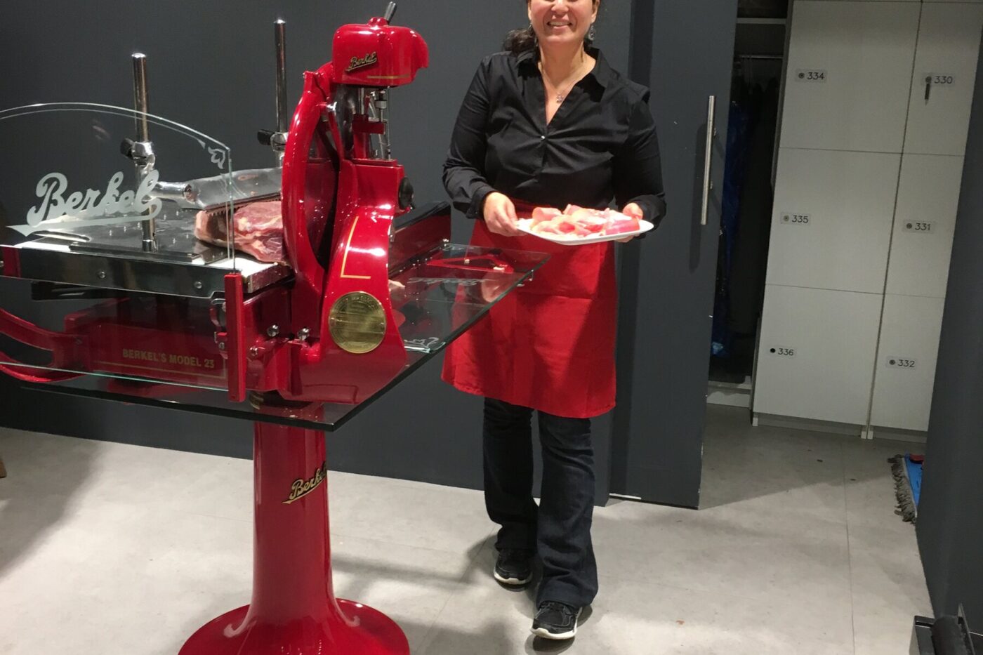 Vorbereitung von Speisen in der Cateringküche hinter dem Messestand