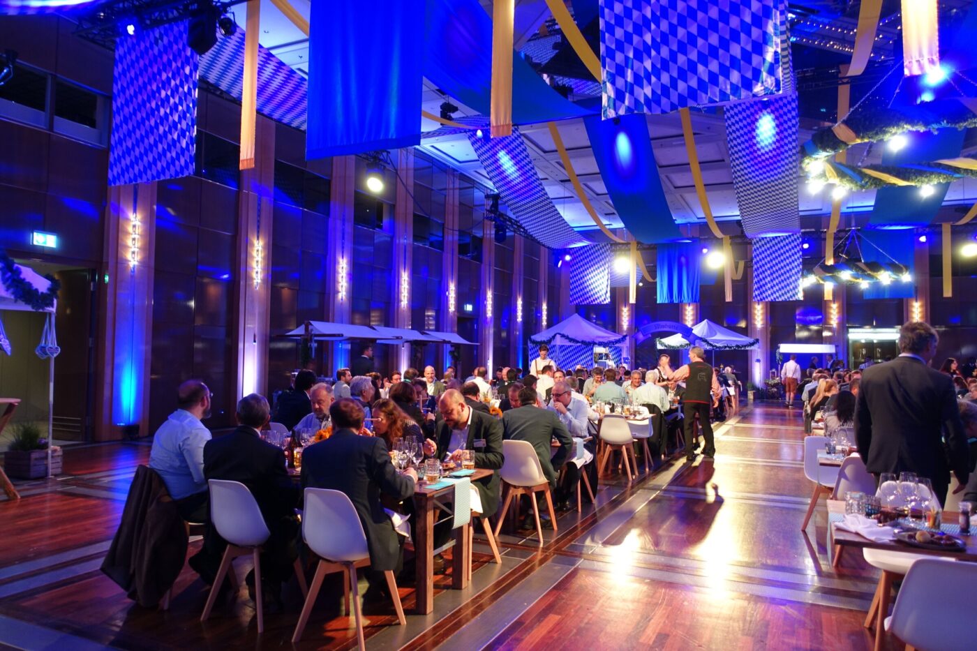 Festlich eingedeckter Saal einer Abendveranstaltung