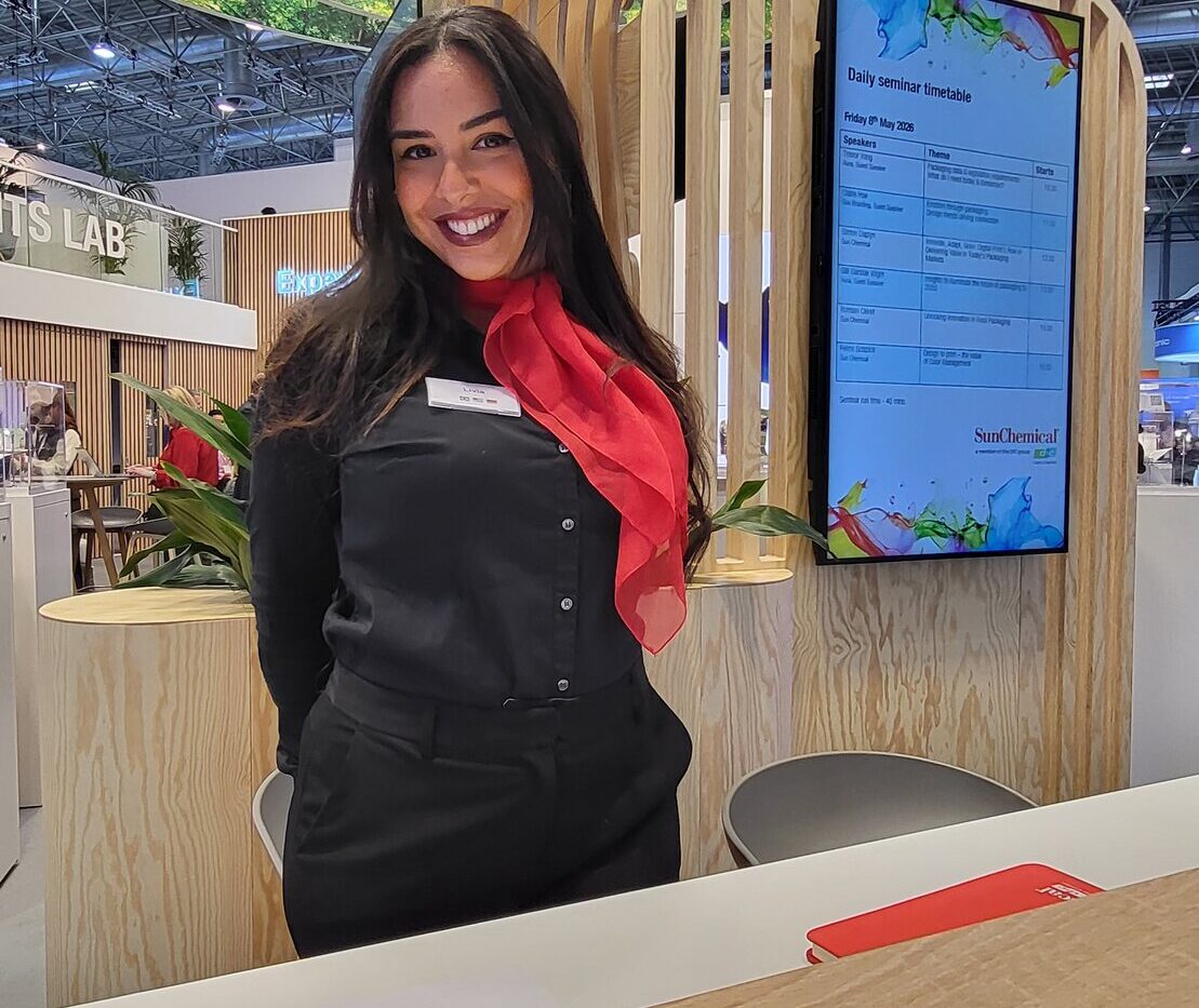 Hostess empfängt Besucher am Messestand