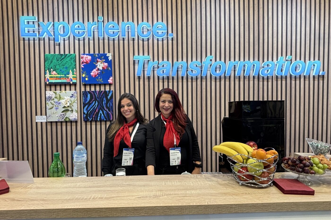 Zwei Hostessen an der Catering-Theke eines Messestands