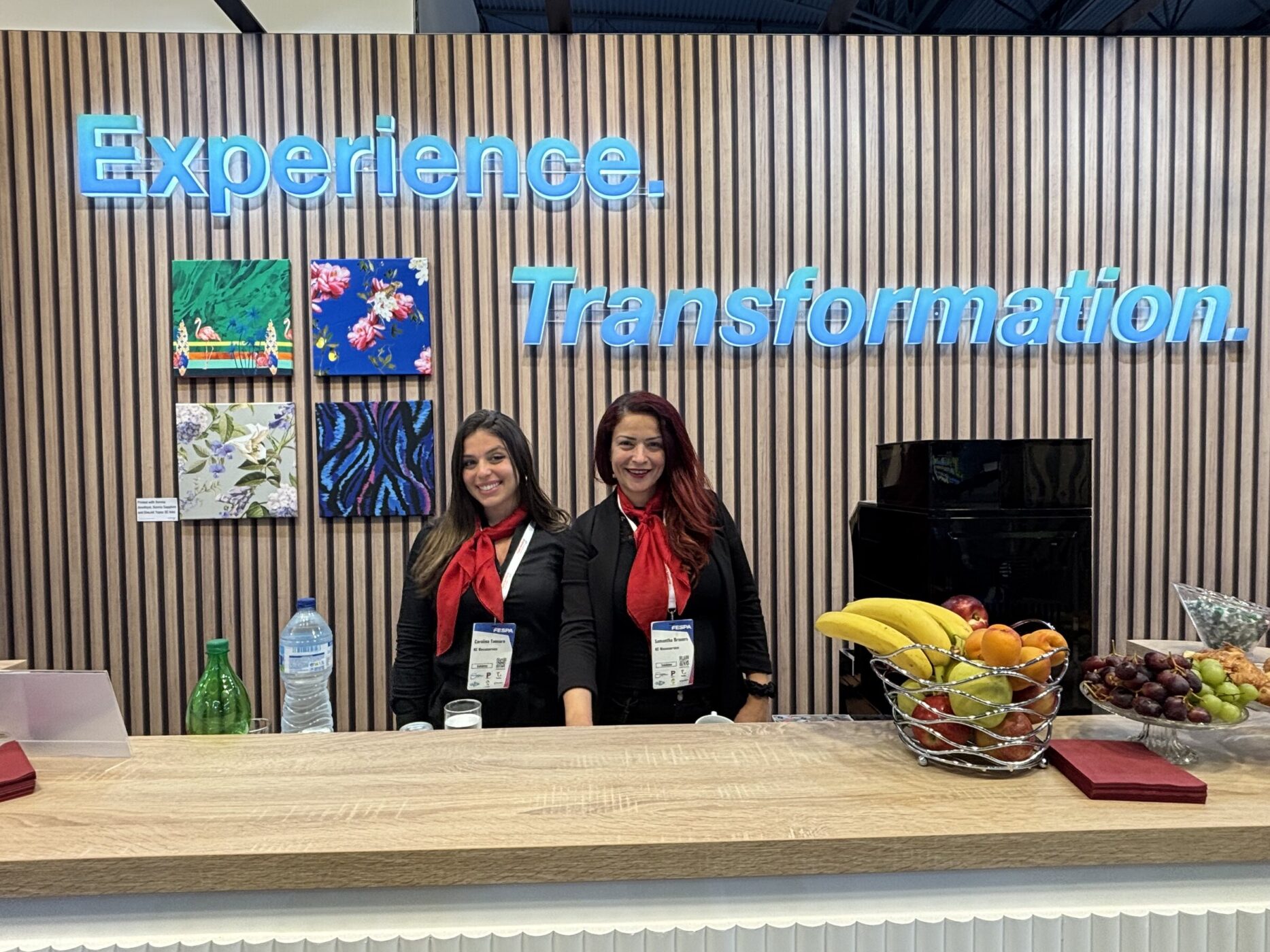 Zwei Hostessen an der Catering-Theke eines Messestands