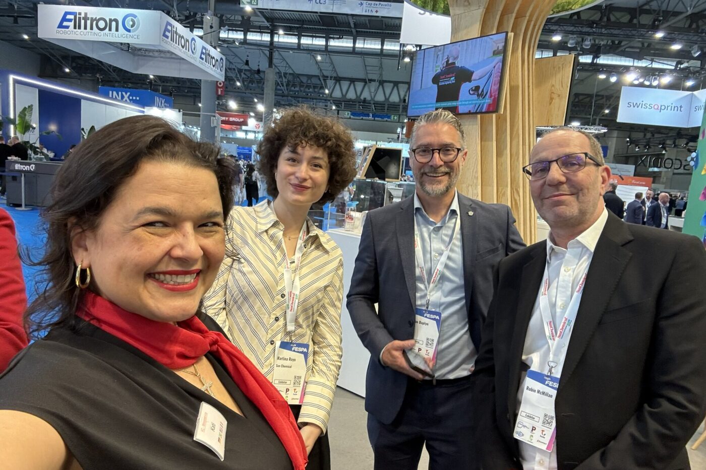 Gäste im Gespräch auf einer internationalen Messe