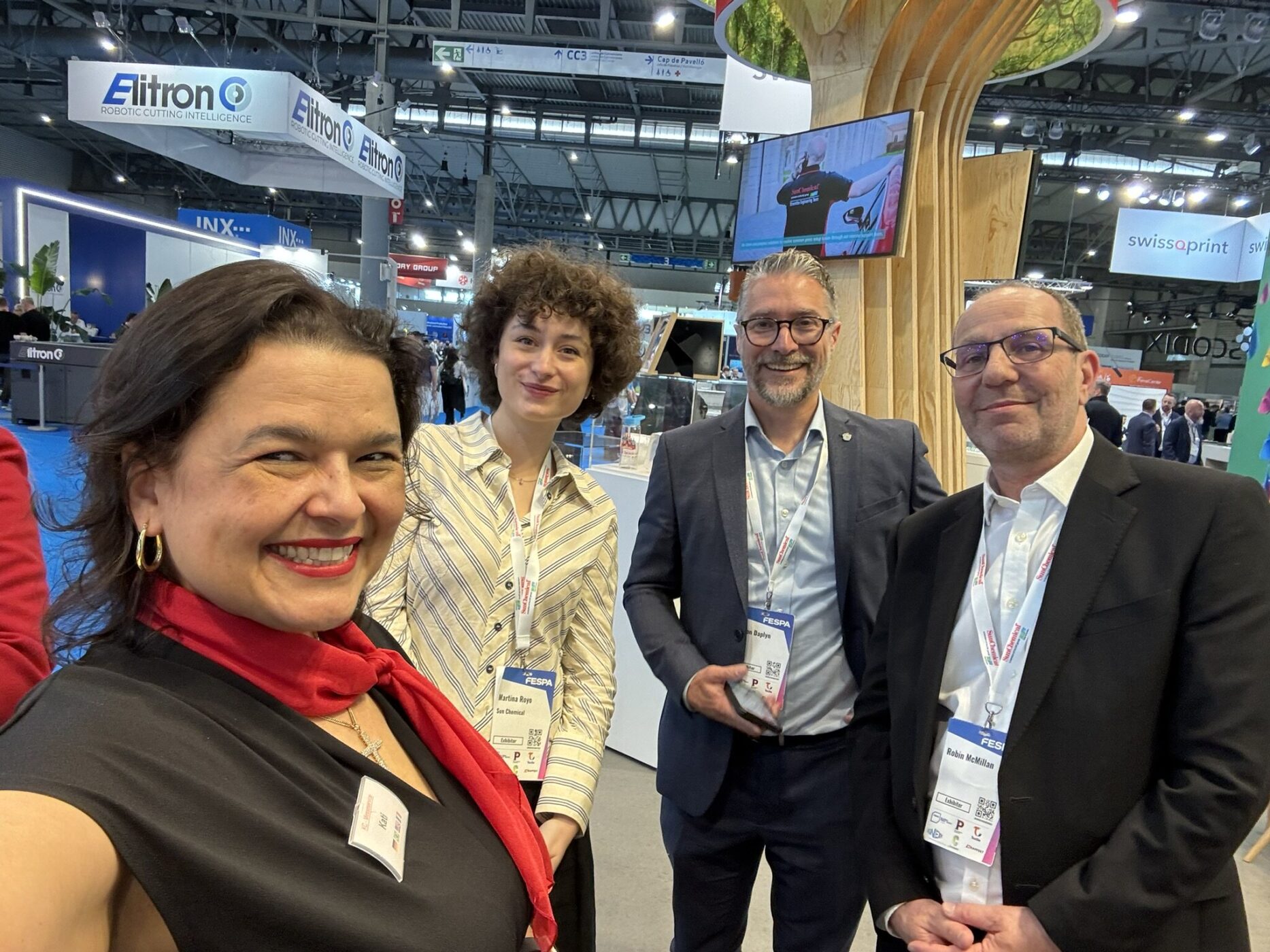 Gäste im Gespräch auf einer internationalen Messe