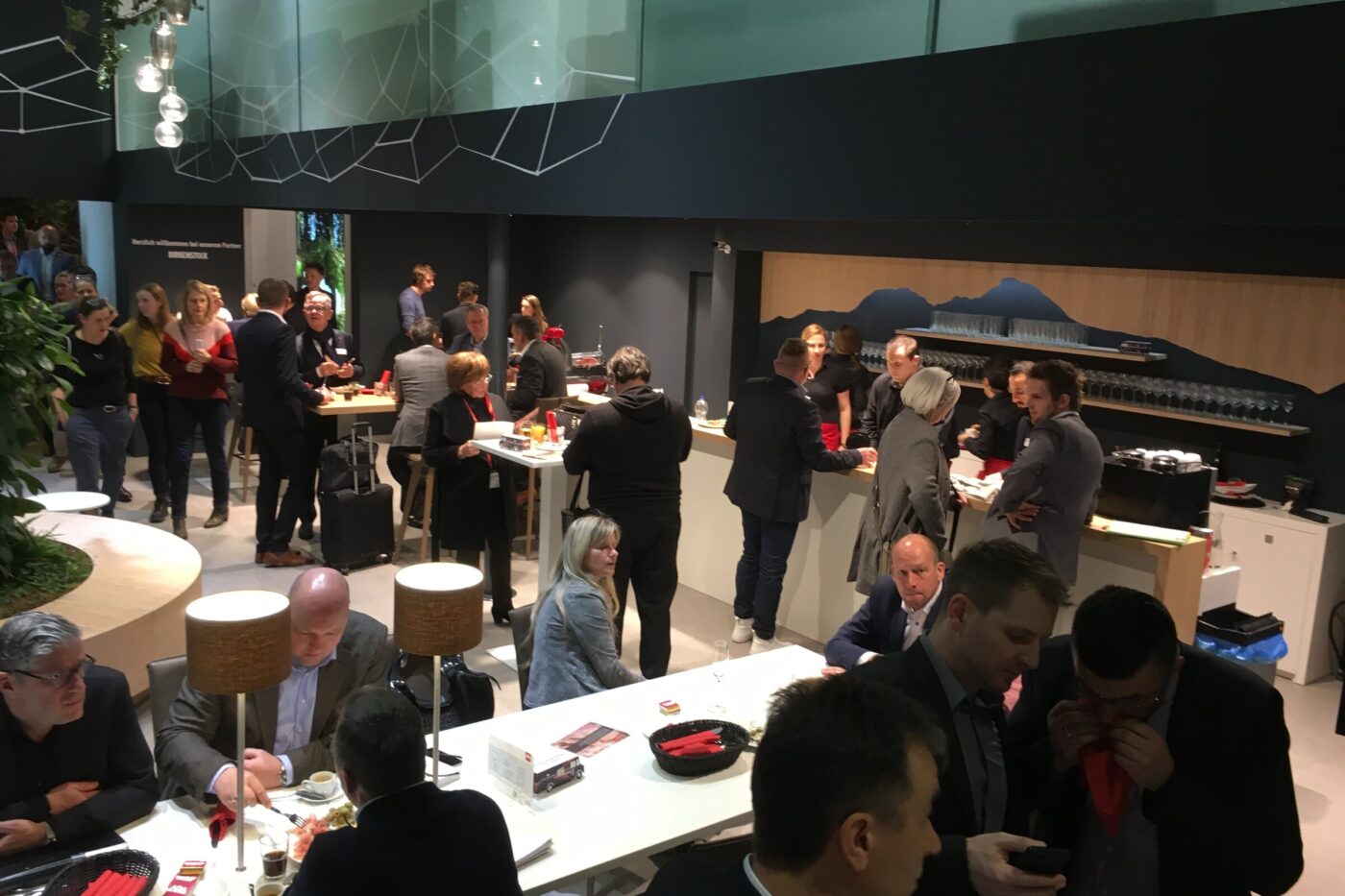 Besprechungsbereich mit Gästen auf einem Messestand