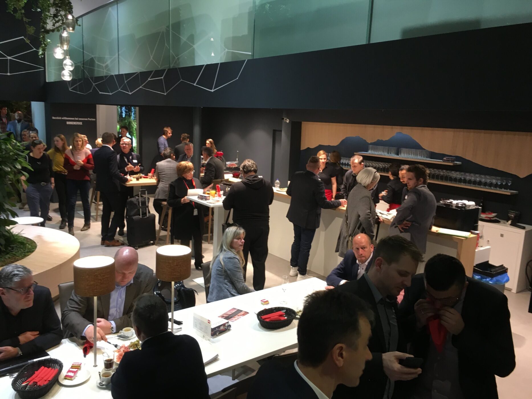 Besprechungsbereich mit Gästen auf einem Messestand