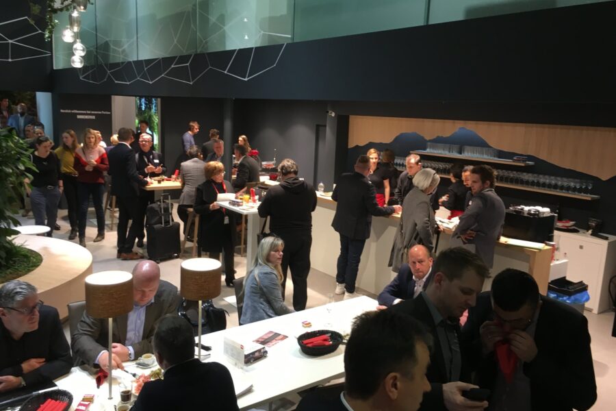 Besprechungsbereich mit Gästen auf einem Messestand