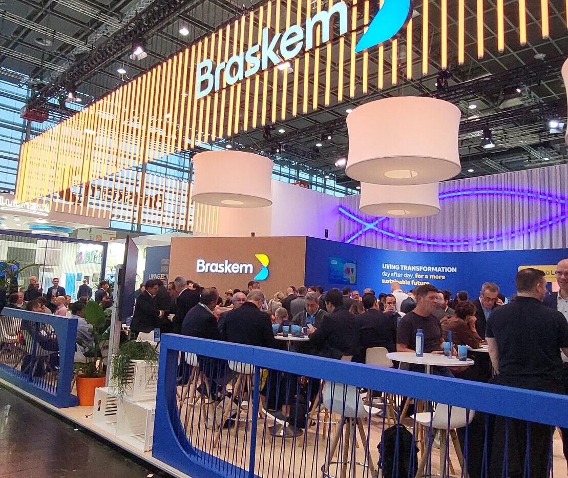 Blick auf einen großflächigen Messestand mit Lounge und Empfangsbar