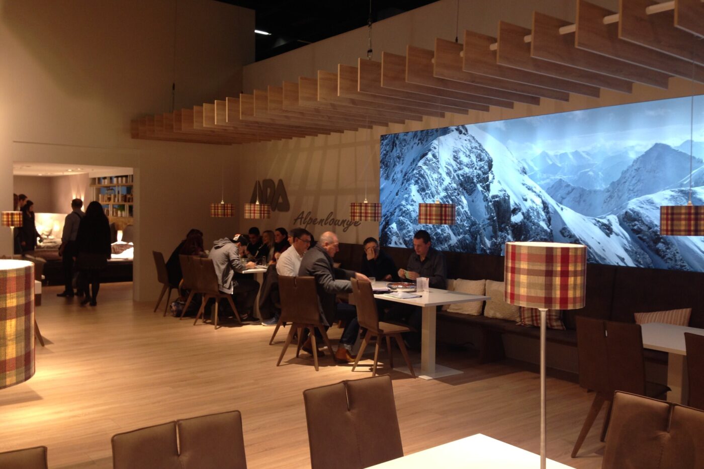Messestand-Innenraum mit großflächigem Landschaftsmotiv